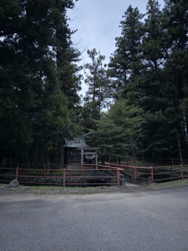 参拝前の水神社