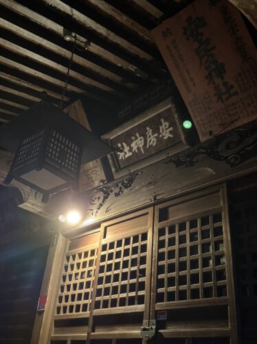 早朝の安房神社参道