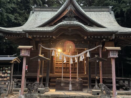 センサーライトが灯る拝殿