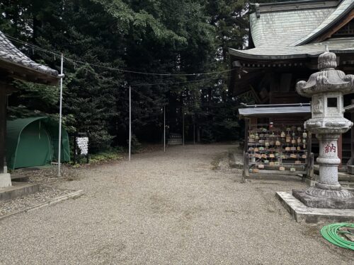 社殿横の道