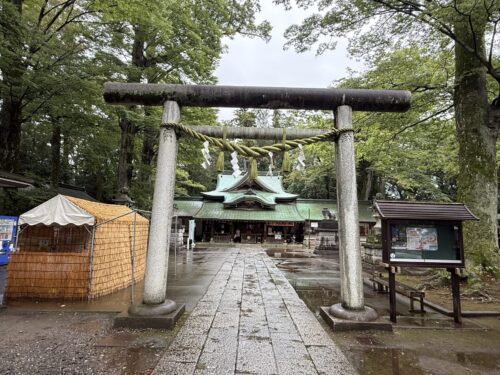 参道横に設置された小屋