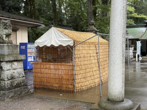 小屋の中の赤いベンチ