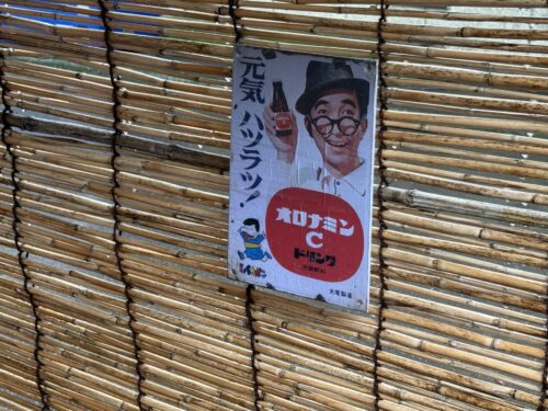 参道を拝殿へ向かう