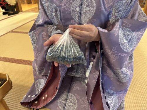 神職さんへ手渡し