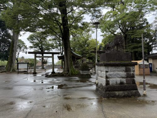 雨上がりの境内