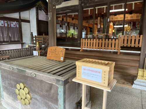 賽銭箱の隣の募金箱