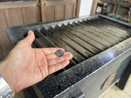 お賽銭箱に100円を納める