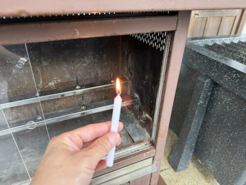 ろうそくに火を灯す