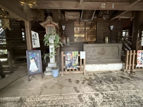 拝殿前での参拝
