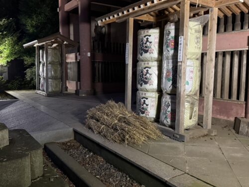 夜の神門前の藁