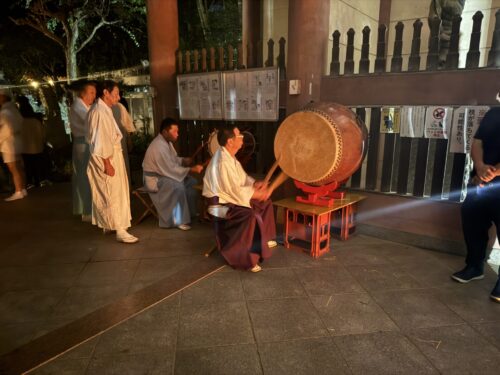 太鼓で盛り上げる神職さん