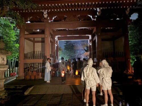 白装束の休憩風景