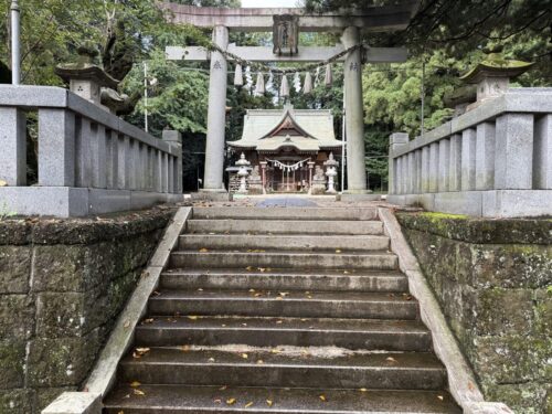 安房神社 鳥居と青空