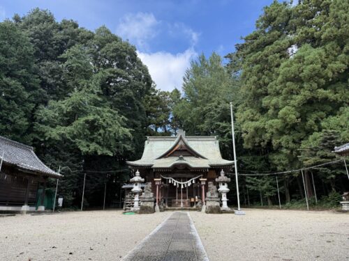 安房神社 拝殿と本殿