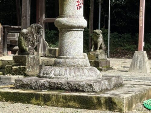 安房神社 拝殿前の狛犬（江戸時代）