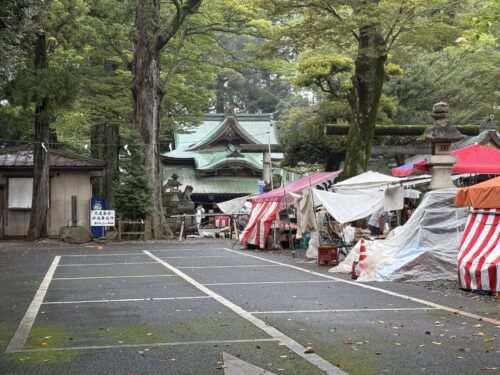 秋季例大祭で参道に並ぶ屋台の様子