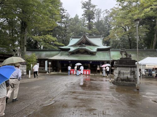 拝殿前で並ぶ参拝客