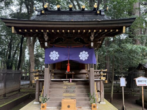 稲荷社に奉納された油揚げと甘酒
