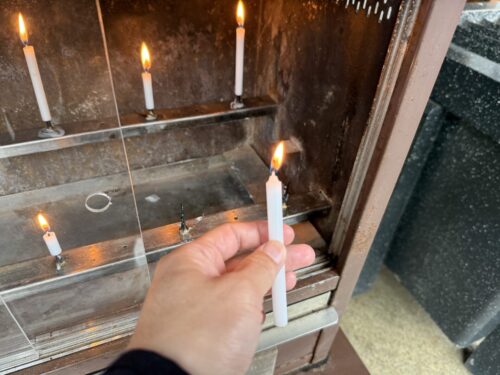 静かに手を合わせる霊竹殿