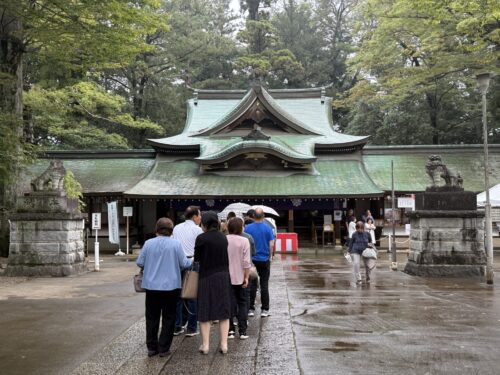 午後の混雑する拝殿前