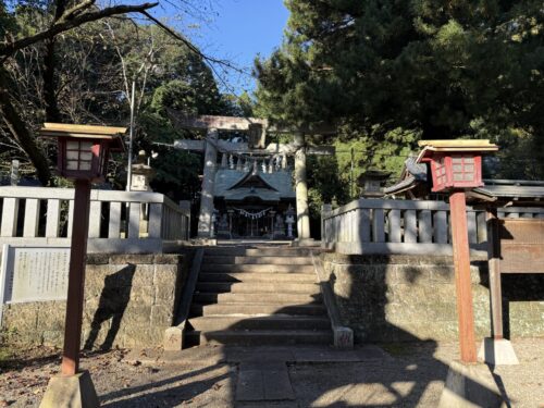 安房神社の赤灯籠