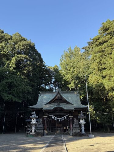 青空と安房神社の拝殿