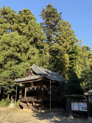 木々に囲まれた神楽殿