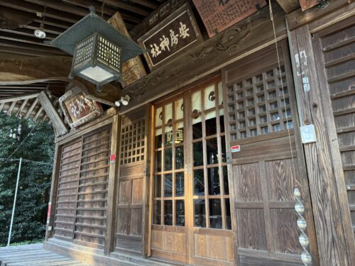 拝殿での参拝風景