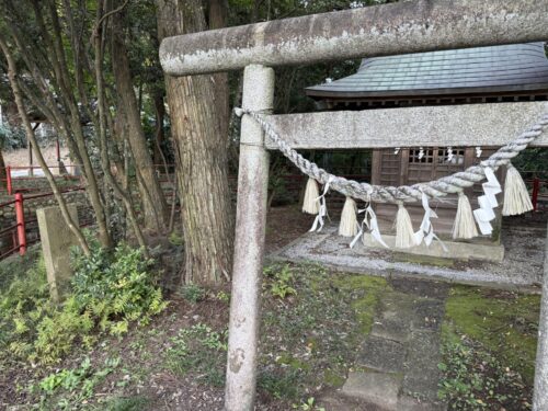 水神社の神橋と石碑